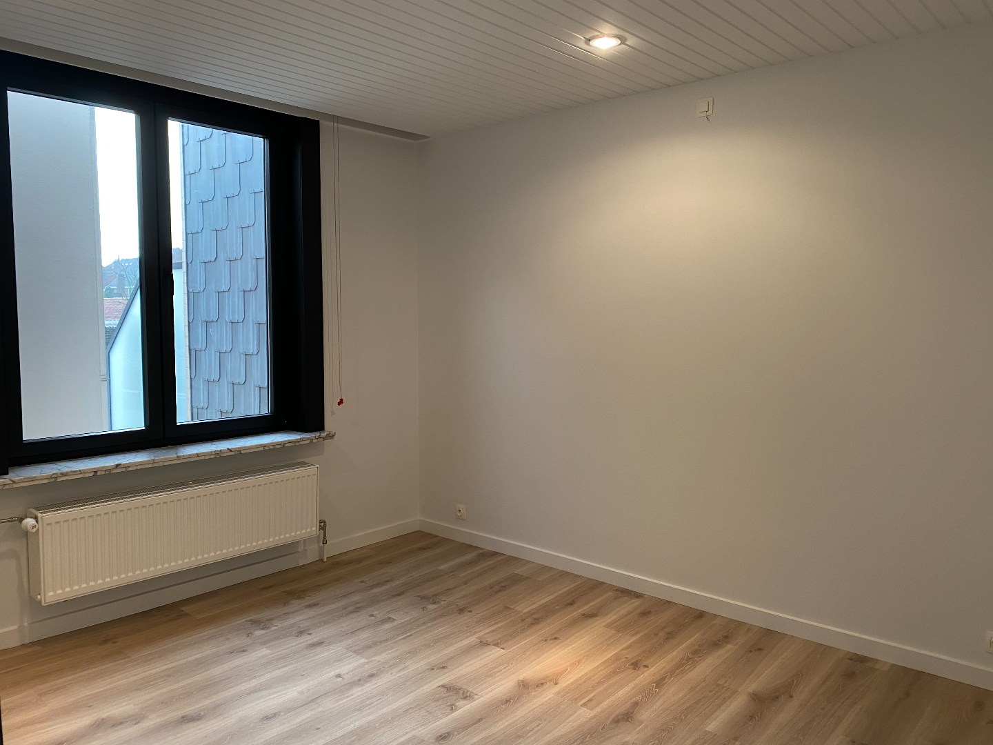 Verrassend ruime en gerenoveerde stadswoning met garage en uitweg! 