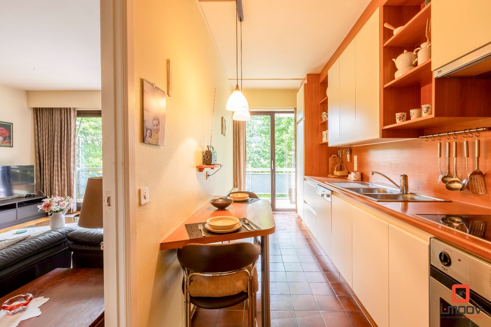 Instapklaar tweeslaapkamer appartement met garagebox in het groen 