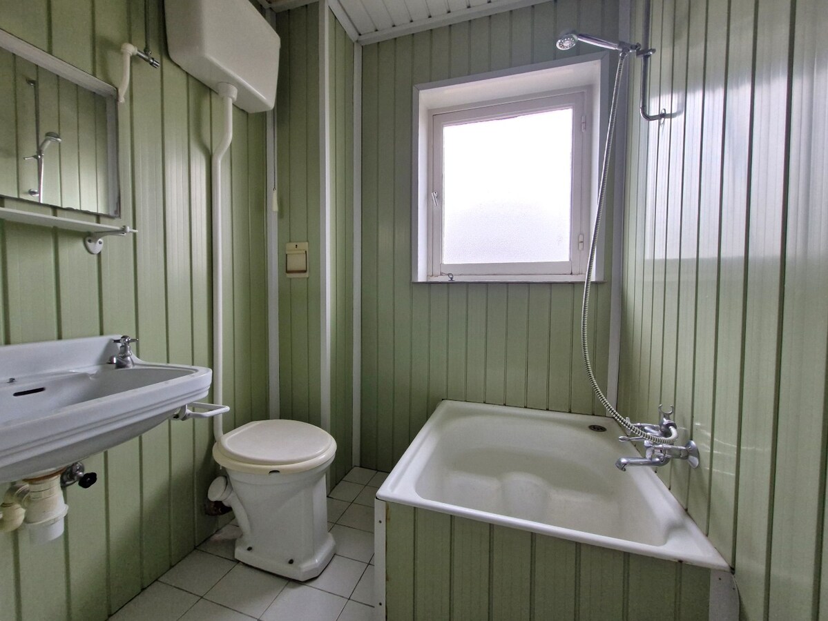 Te renoveren volumineuze gezinswoning met diepe garage in het hart van Knokke. 