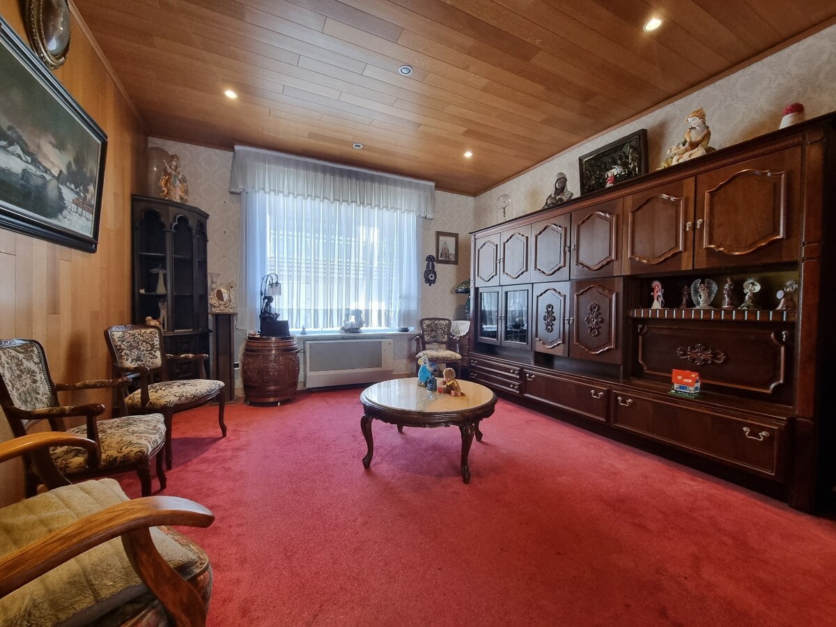 Te moderniseren woning op centrale ligging te Heist 