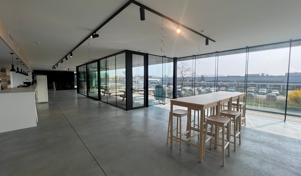Recent bedrijfsgebouw met prachtige kantoren te huur in Lokeren