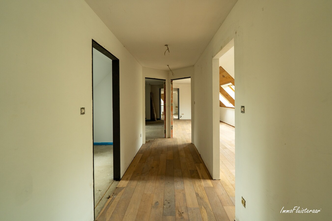 Hoogwaardige ruwbouwvilla met bijgebouw en weide 