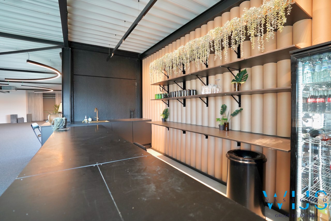 UNIEKE kantoorruimte (boven KLAAR) te Assenede ! 