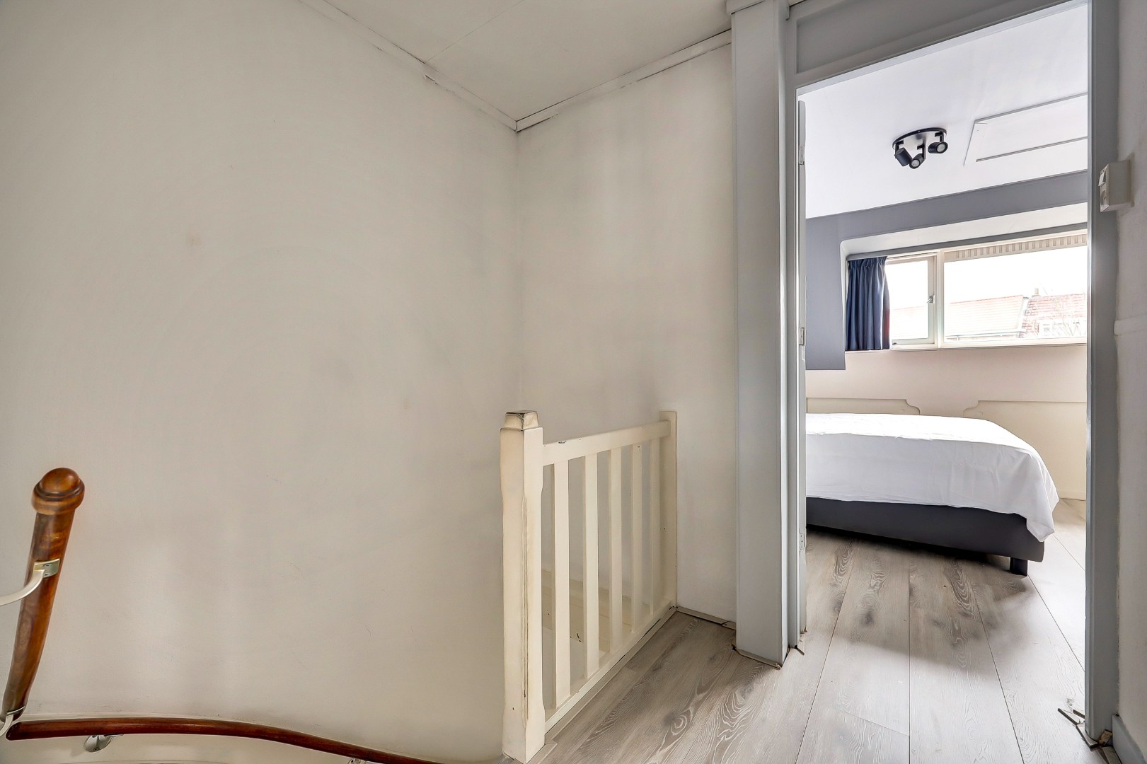 Sfeervol en karakteristiek jaren '30 bovenwoning met prachtige glas-in-lood details, 2 goede slaapkamers, ruime keuken en badkamer en gelegen op eigen grond! 