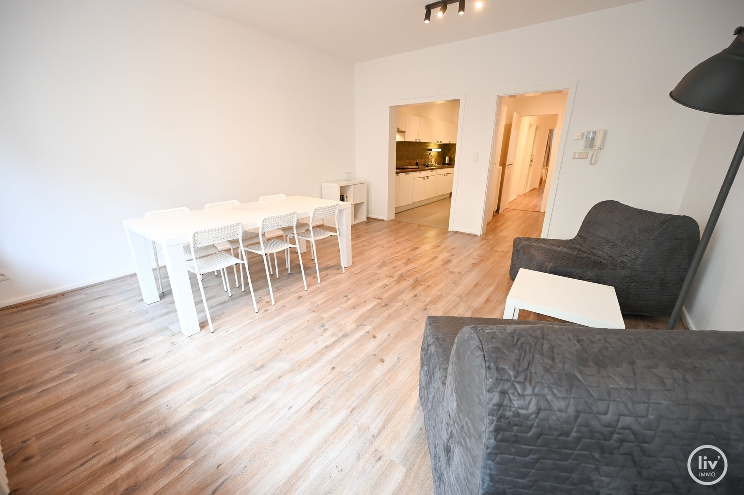 GEMEUBELD: Gelijkvloersappartement met terras, gelegen dichtbij het Van Bunnenplein en de zeedijk te Knokke.. 