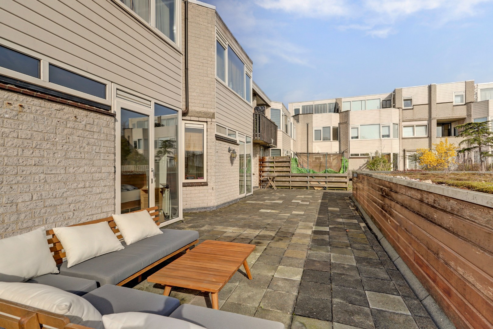 Ruime 4- (voorheen 5) kamer woning op 1e etage met riant terras van 45 m² en een berging en overdekte parkeerplaats op begane grond. 