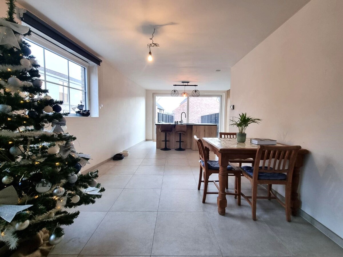 Halfopen nieuwbouwwoning (onder registratierechten!) met dubbele garage te Dudzele 