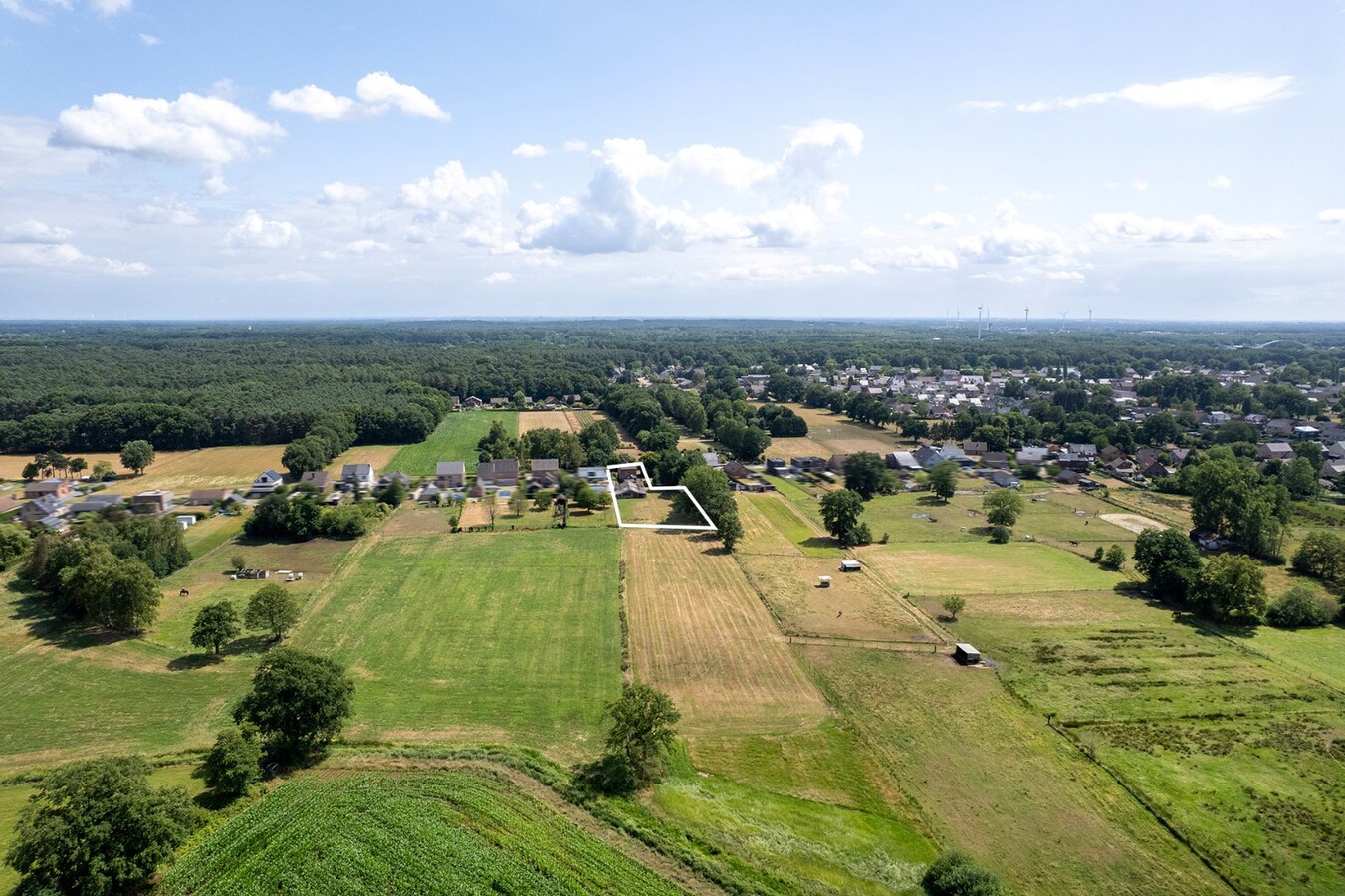 Ruime woning met werkplaats op een perceel van circa 30 are 