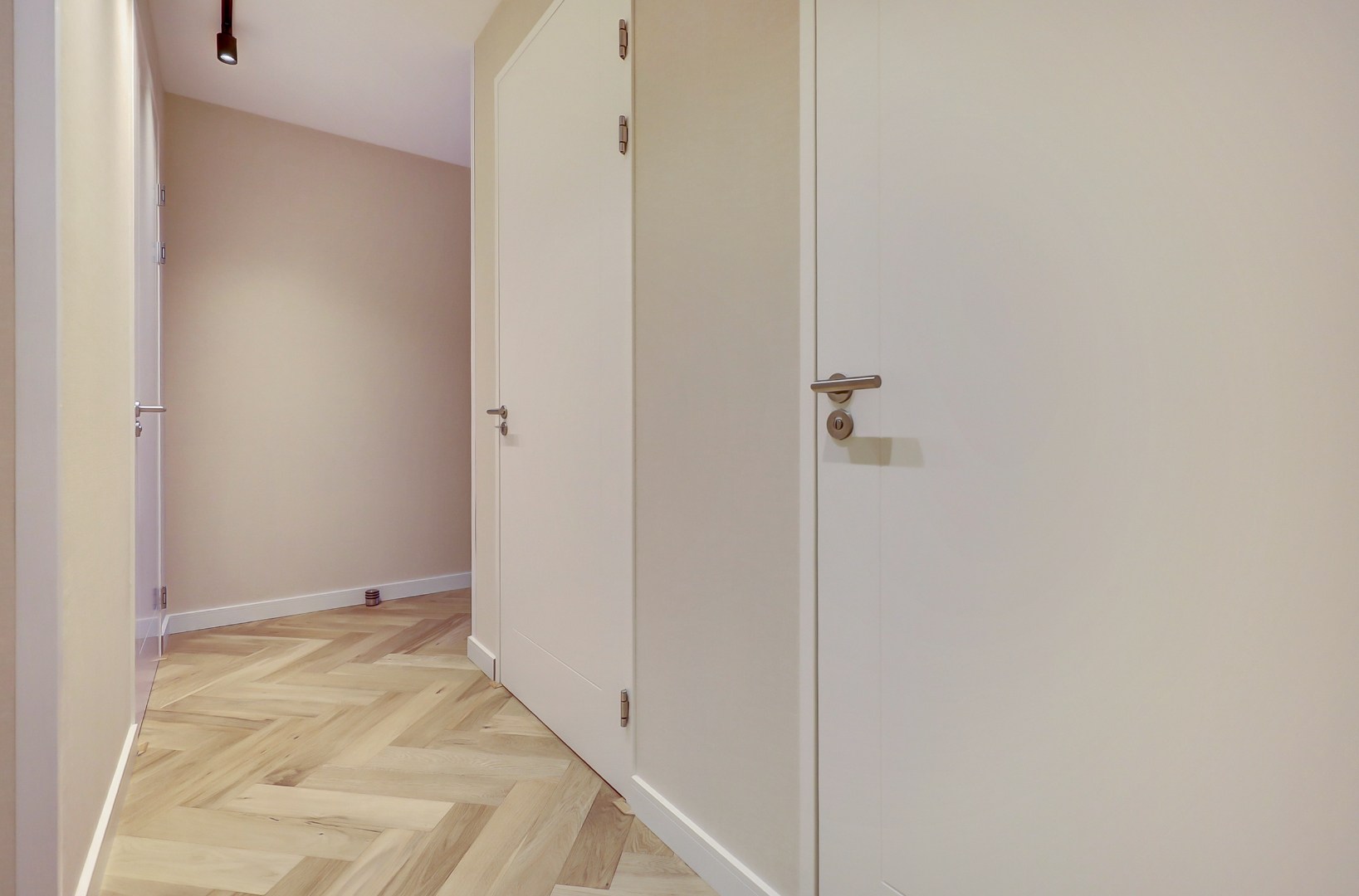 Nieuw en instapklaar 3-kamer appartement op de zevende verdieping met luxe keuken en badkamer, riant uitzicht over de omgeving en naar het centrum van Rotterdam. 