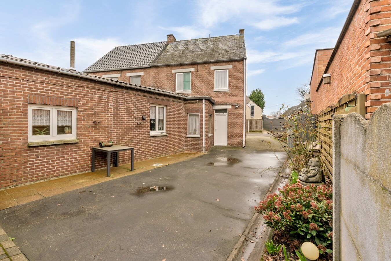 Te renoveren woning met 3 slaapkamers en grote tuin. 