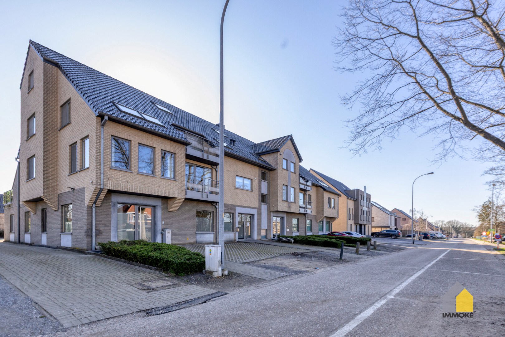 Gelijkvloers appartement (91 m²) in centrum met 1 slpk en parking. 