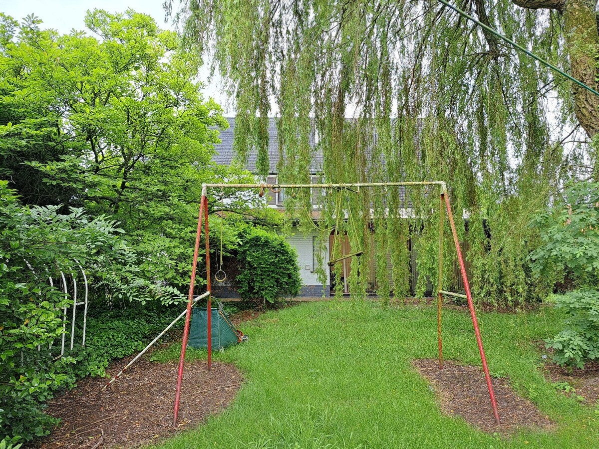 Sur 3200 m² en zone d'habitat vaste ensemble immobilier comprenant une villa de 240m² et 600m² d'entrepôt. 