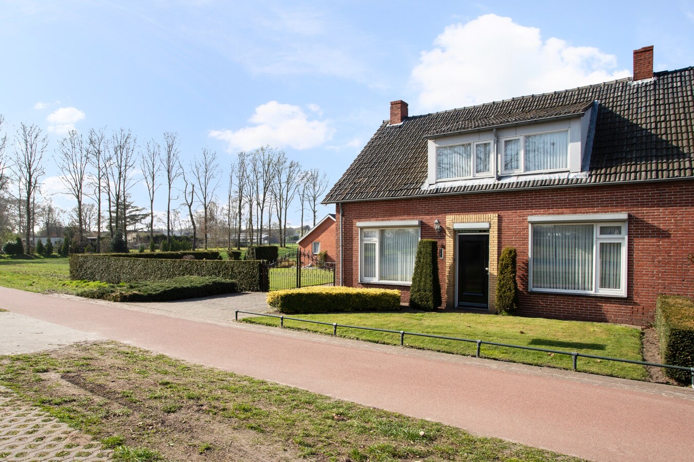 Royale halfvrijstaande woning met uitzicht over de landerijen, op korte afstand van het centrum. 