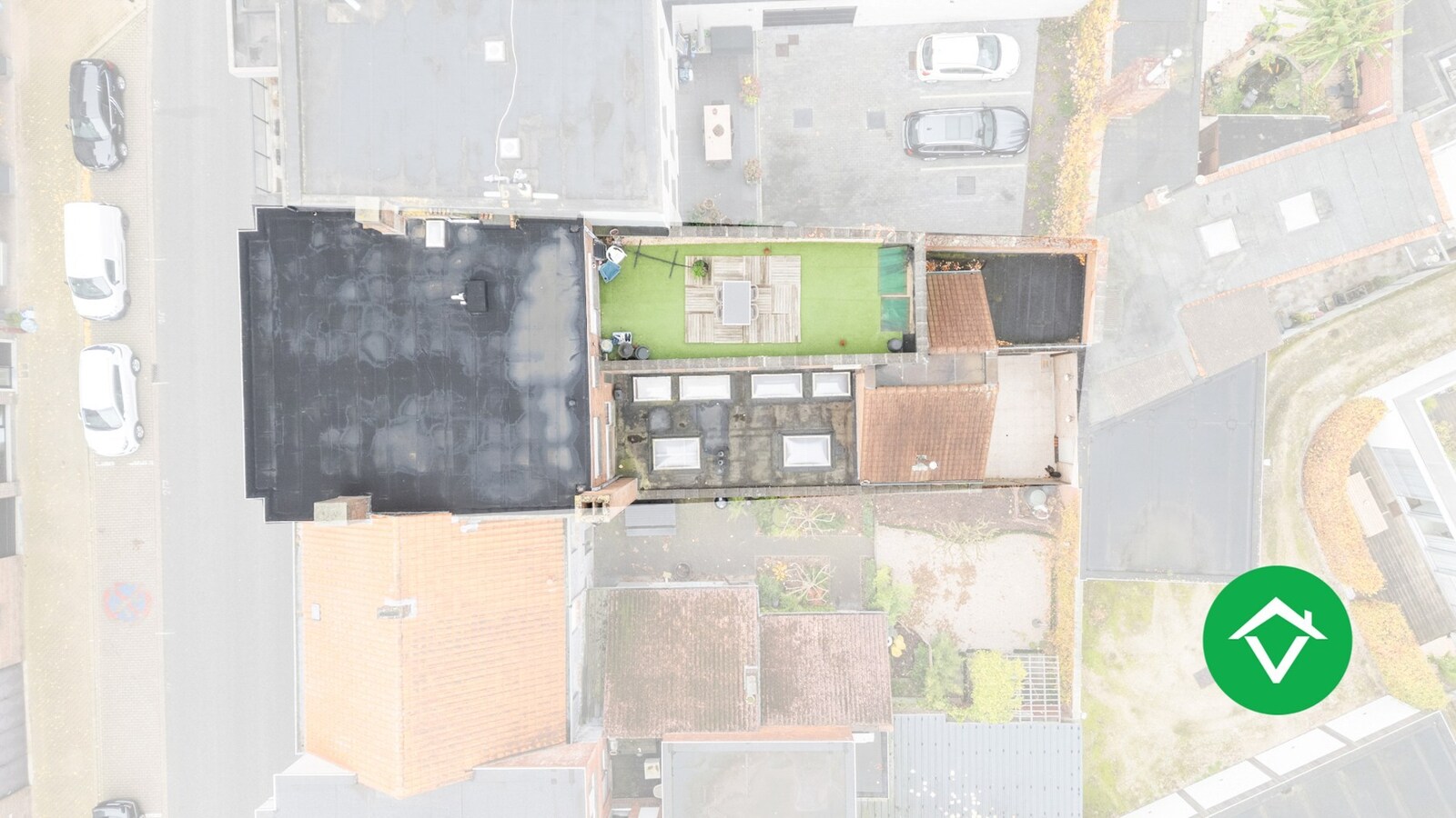 Veelzijdig handelspand met woonst en twee verhuurde appartementen in centrum Aartrijke 