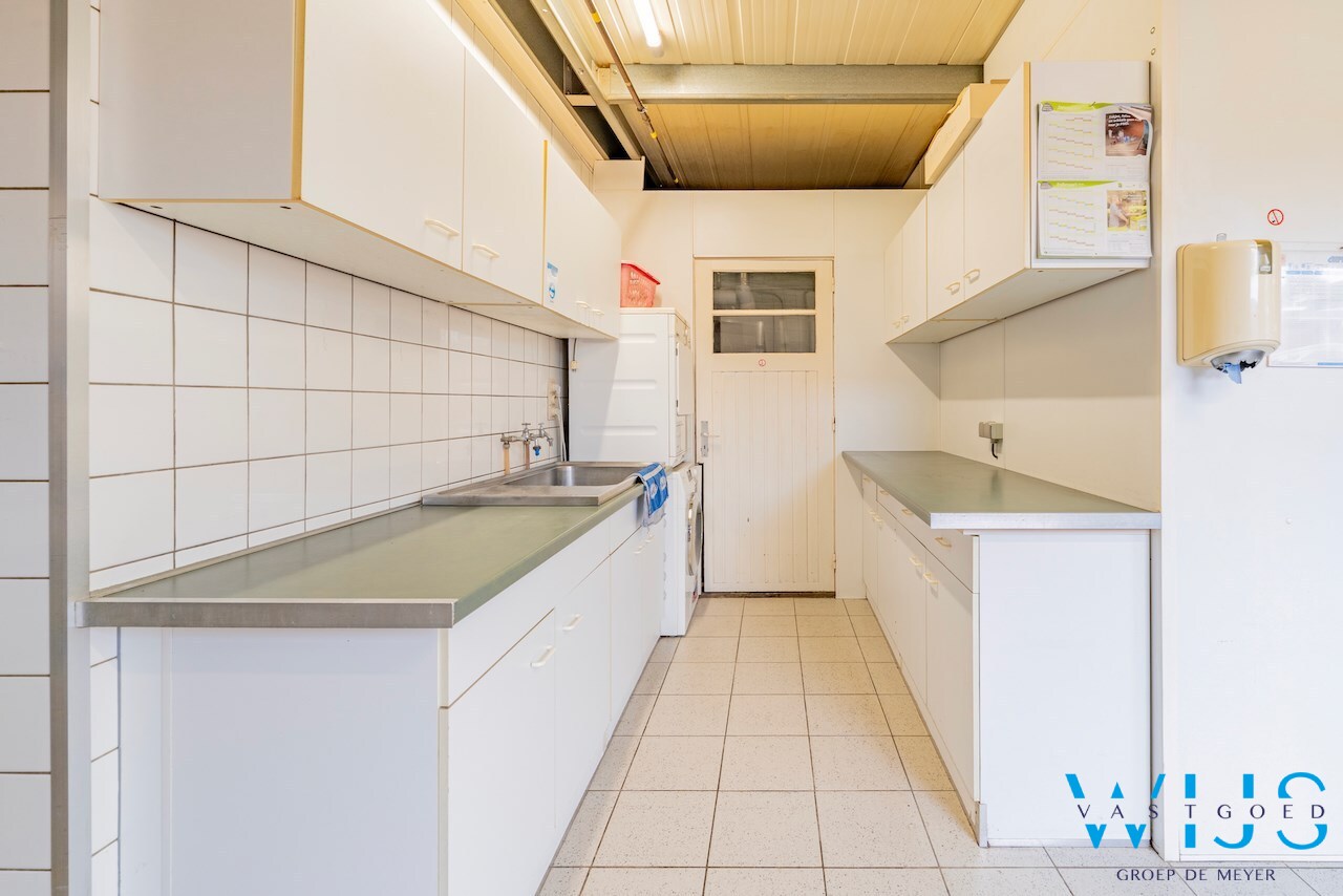 Perfect draaiende bakkerij/handelspand te Ertvelde ! 