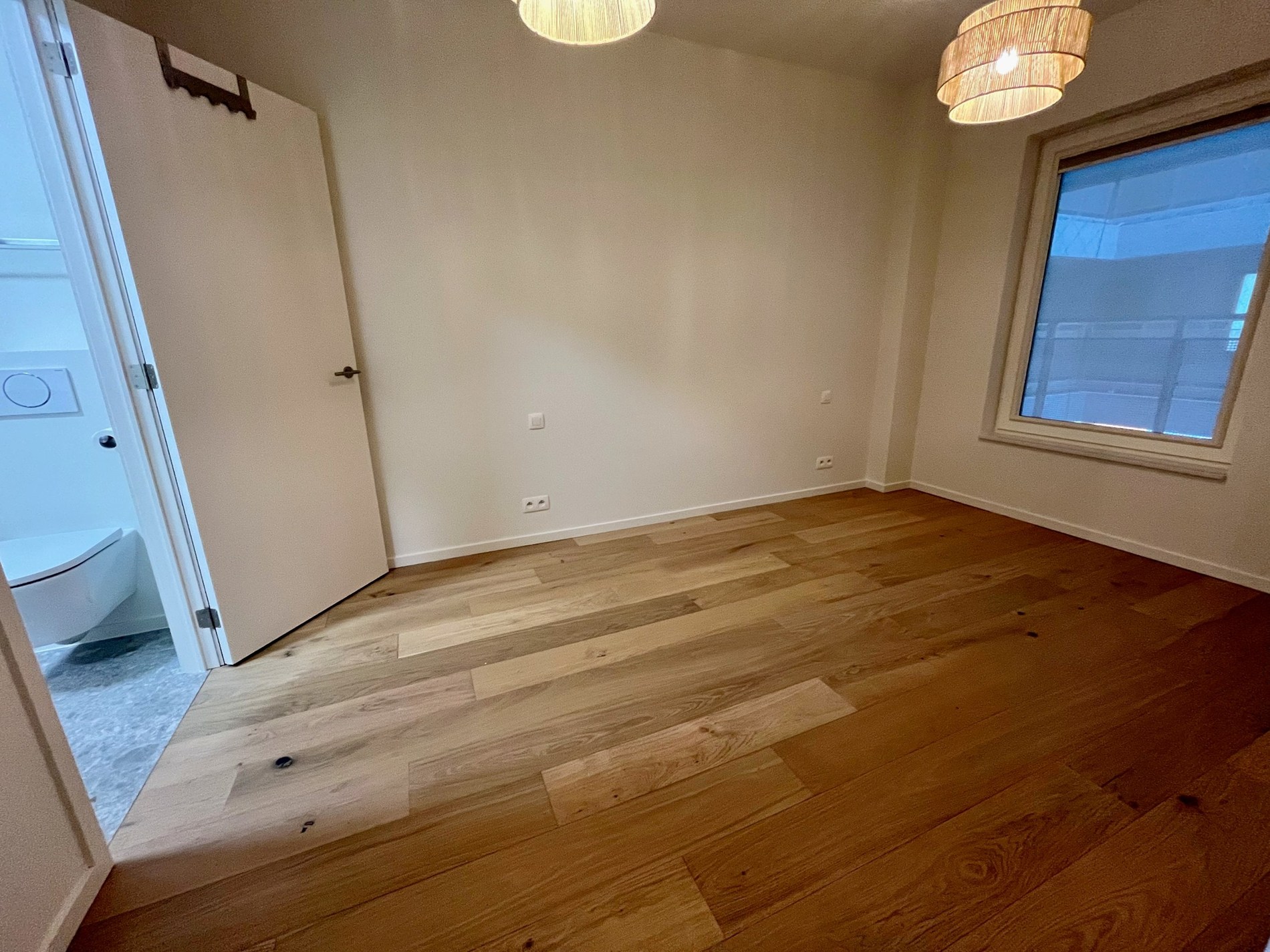 Non-meublé: Appartement de 2 pièces, situé au centre, à la Résidence Hoos avec vue latérale sur la mer. 