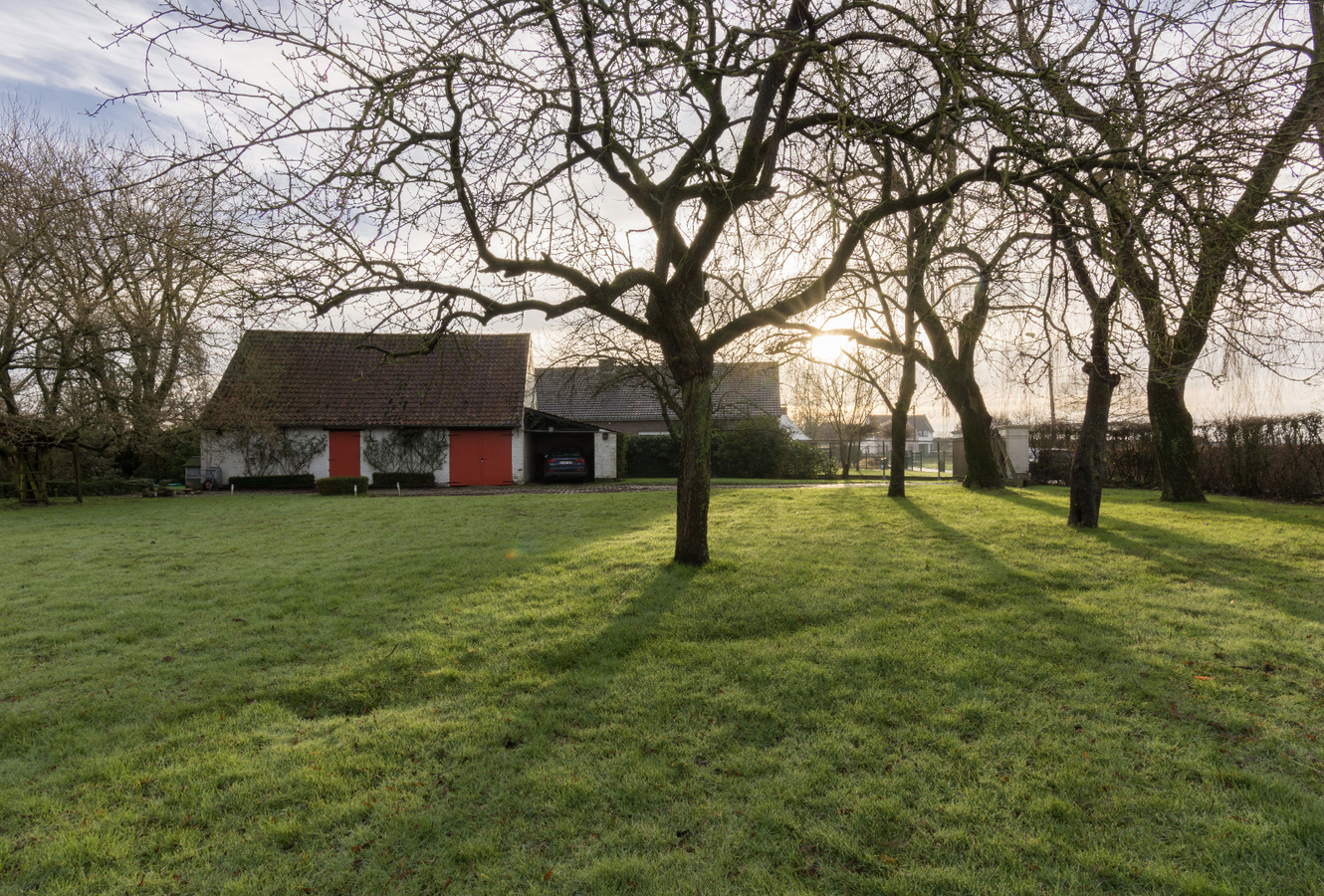 Idyllisch gelegen hoeve-villa met schuur 