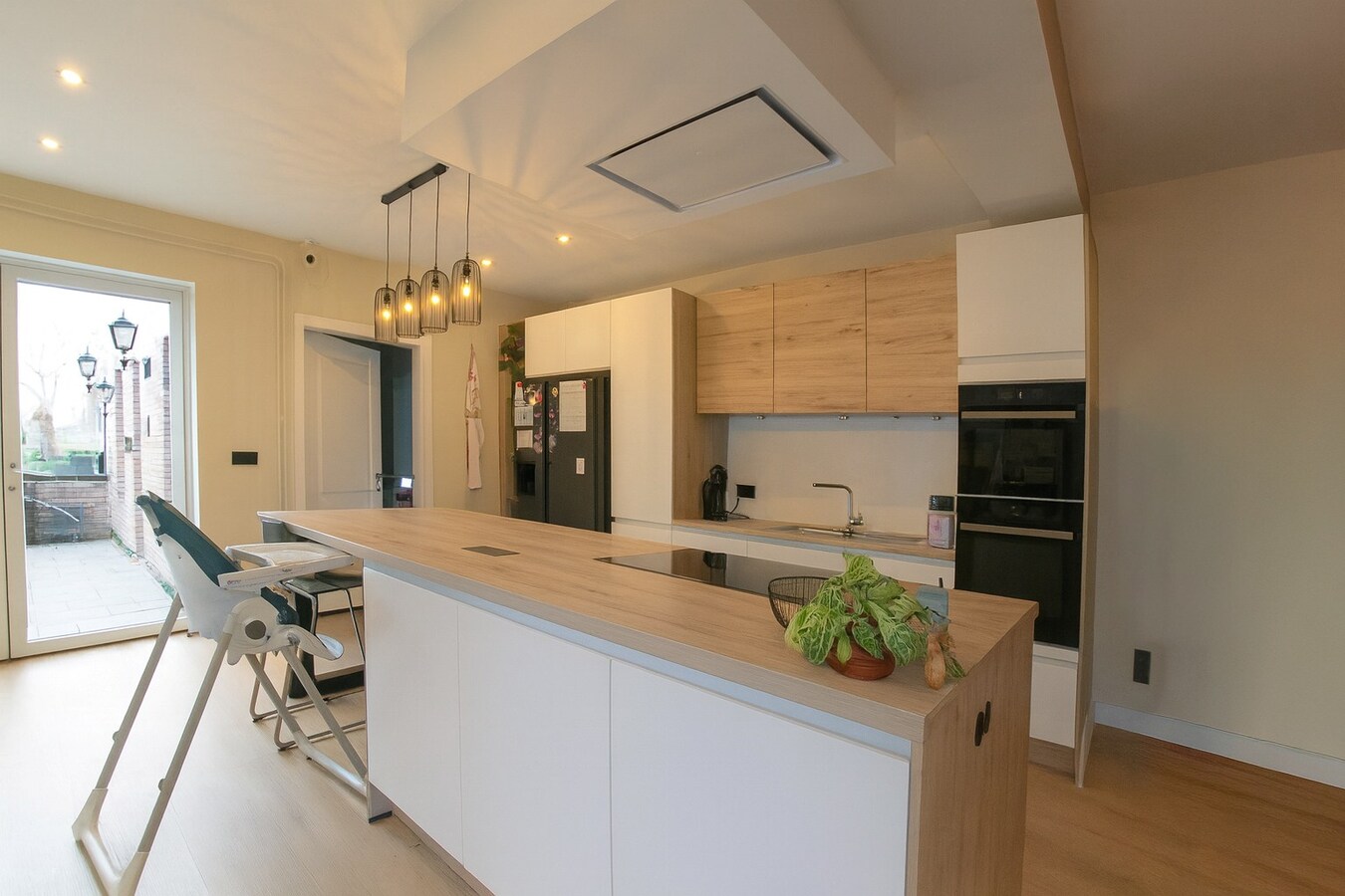 Instapklare, ruime moderne woning met 4 slaapkamers en uitgestrekte tuin te koop in hartje Temse! 