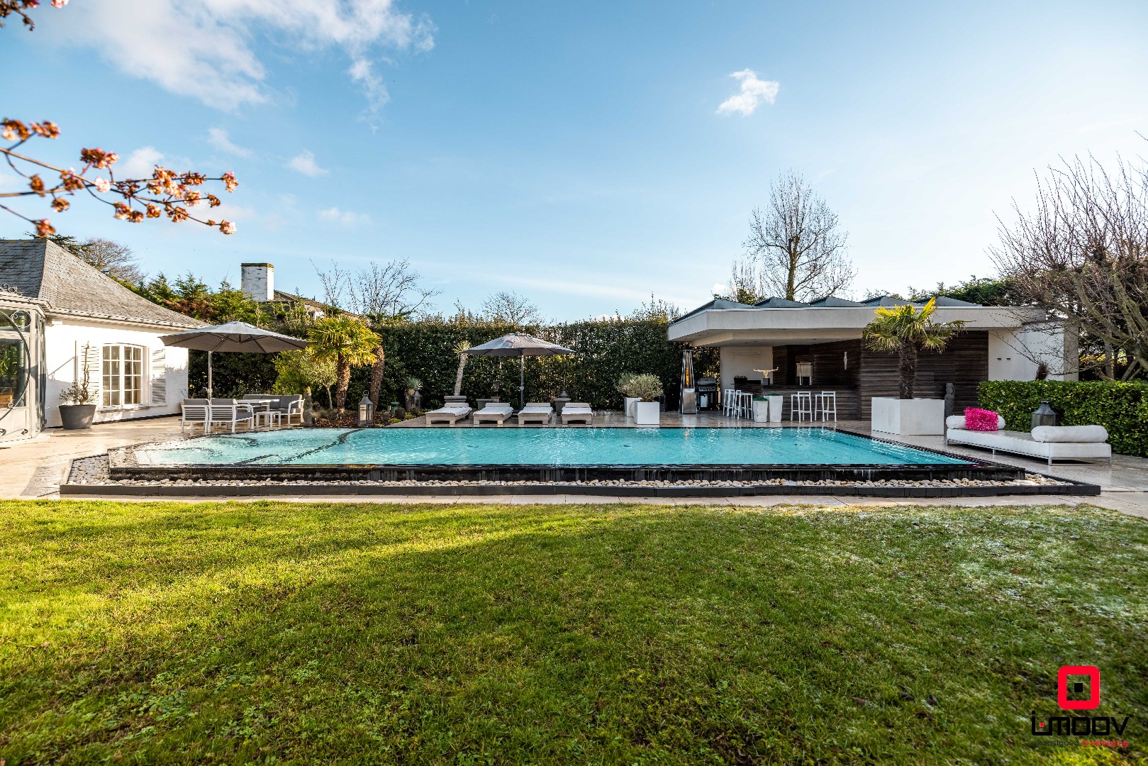 Exclusieve villa met infinity pool en resortgevoel op topligging in Mariakerke 