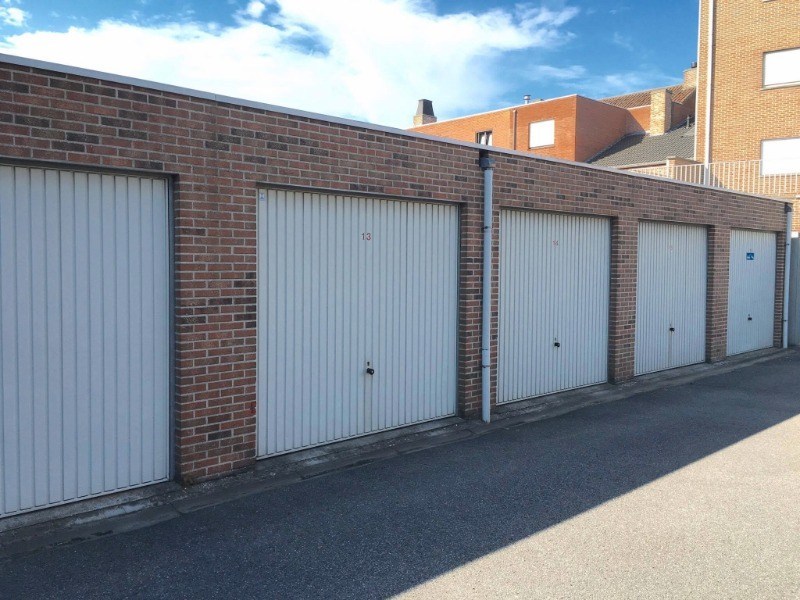 Ruime volwaardige garage in hartje Sint-Eloois-Vijve! 