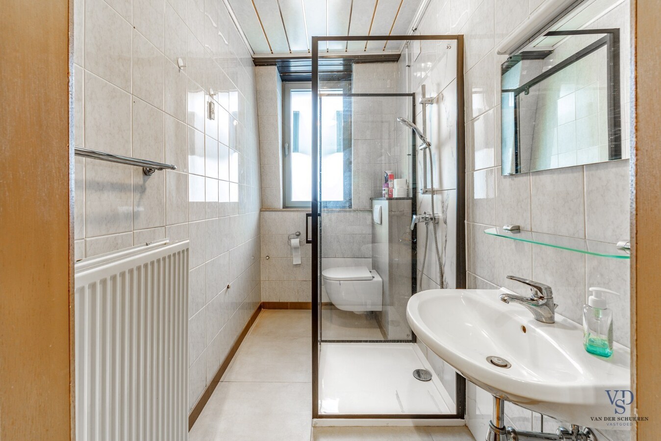 Woning met tuin én 2 staanplaatsen én car-port. 