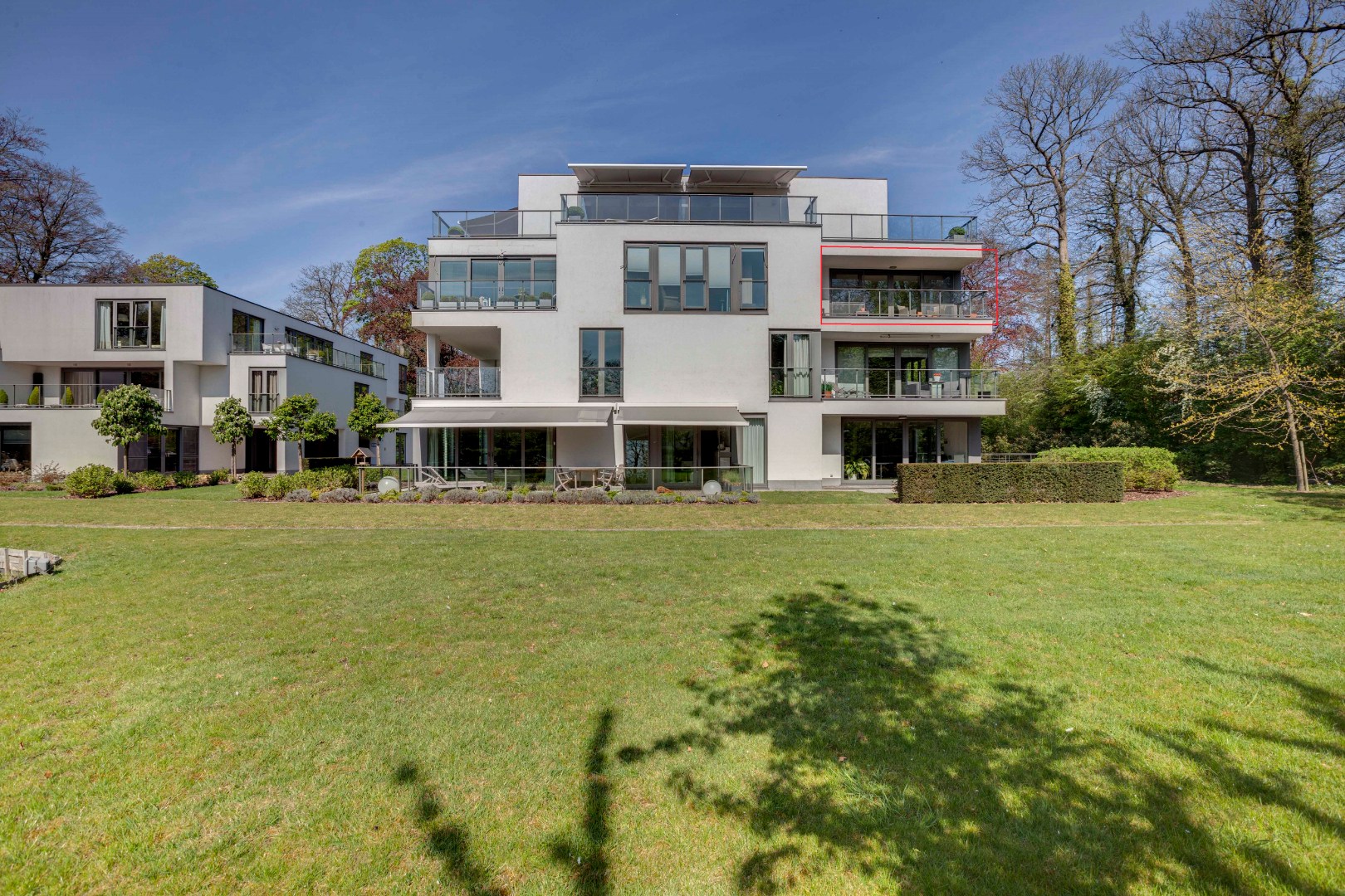 Instapklaar modern appartement  met terras en ondergrondse staanplaats 