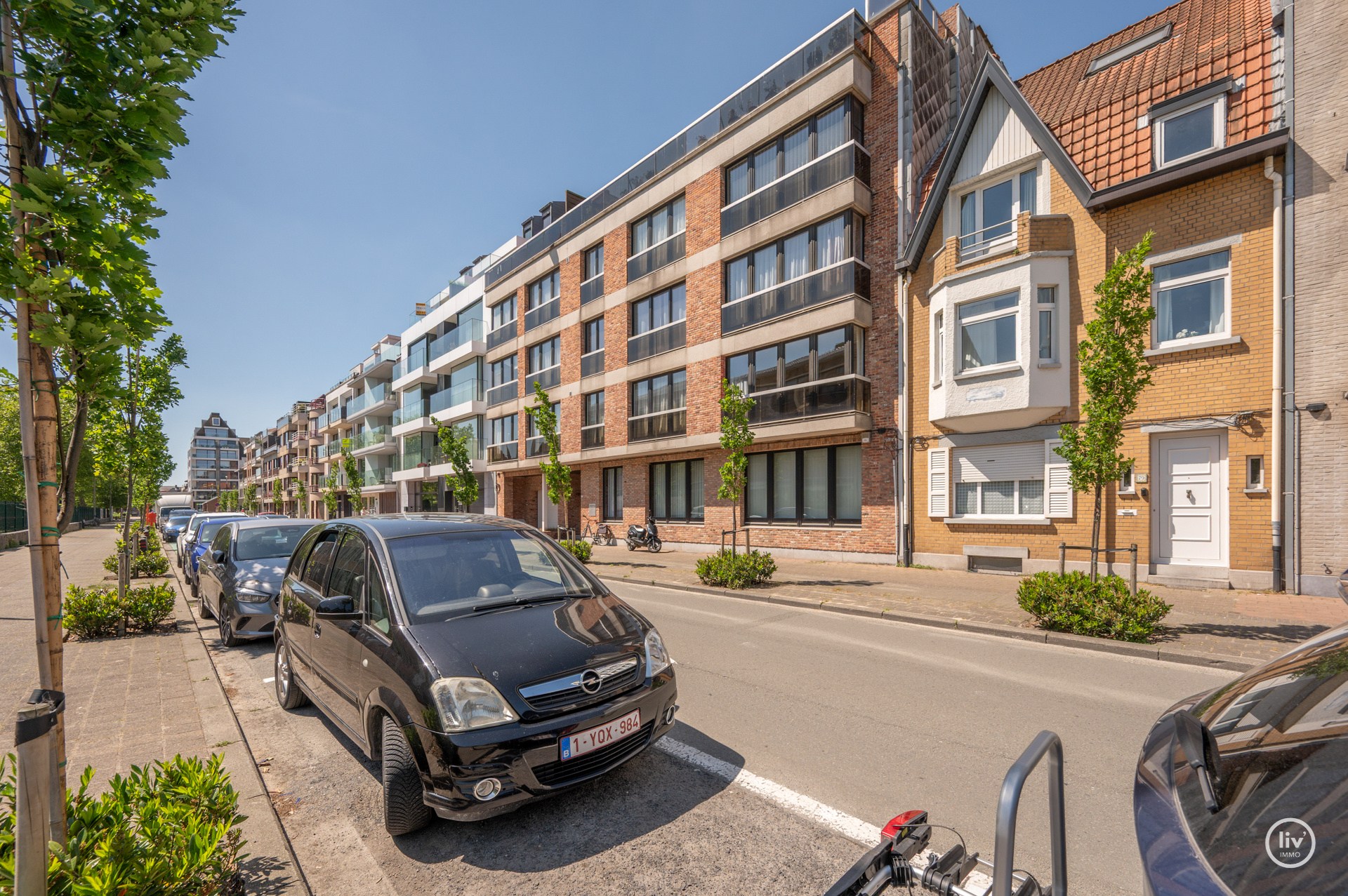 Instapklaar 2-slaapkamerappartement  gelegen te Piers de Raveschootlaan, vlakbij de Lippenslaan. 