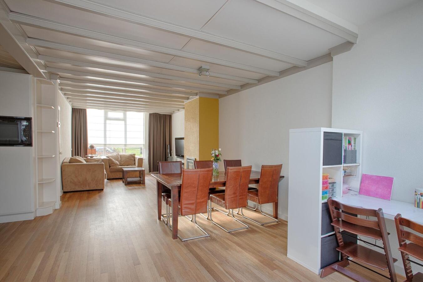 Ruim uitgebouwde hoekwoning met garage, berging, carport en vrije achterom gelegen in een rustige, kindvriendelijke straat tegenover een speelveld op 218 m² aan de Kievit 5 te Luyksgestel. 