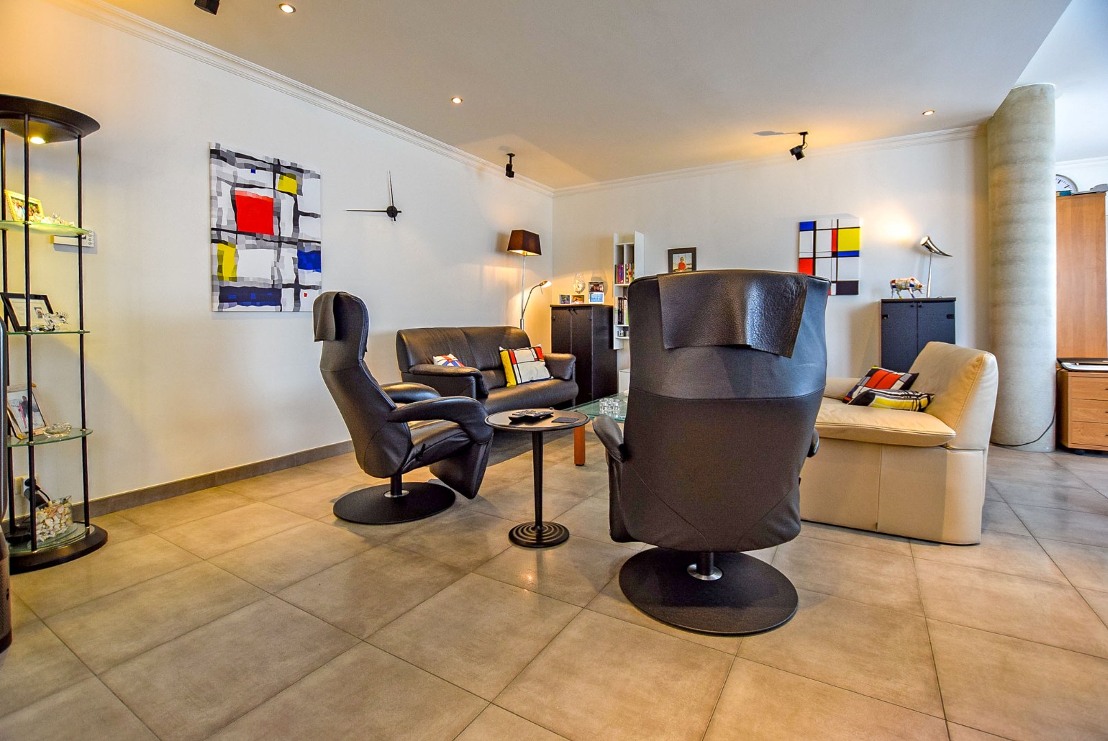 Prachtig onderhouden gelijkvloersappartement van maar liefst 175m² gelegen op 50m van het strand te Sint-Idesbald. 