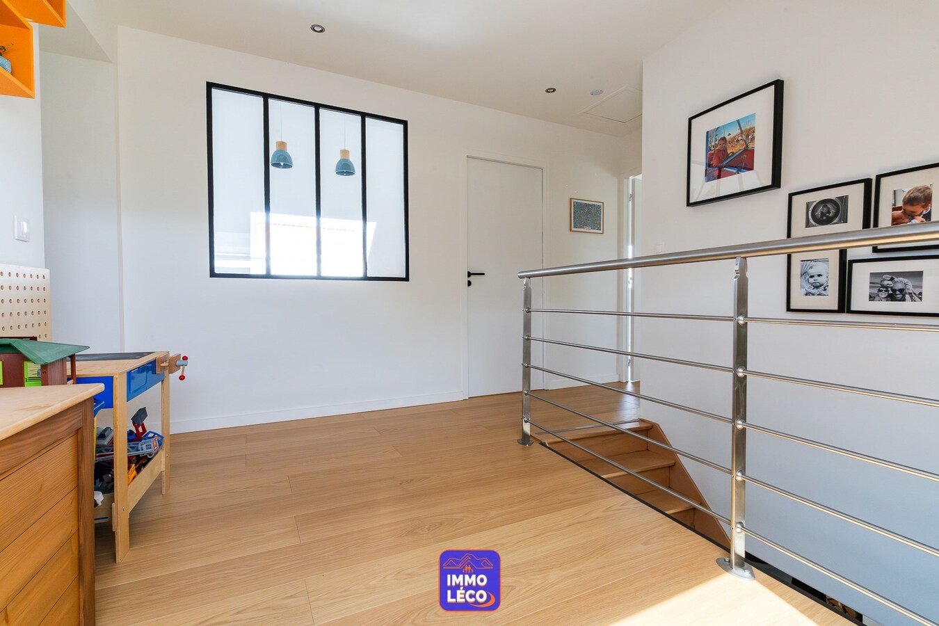 Maison aux volumes impressionnants, érigée sur 1457m², 4 garages, TOP SECTEUR ! COUP DE COEUR ! 