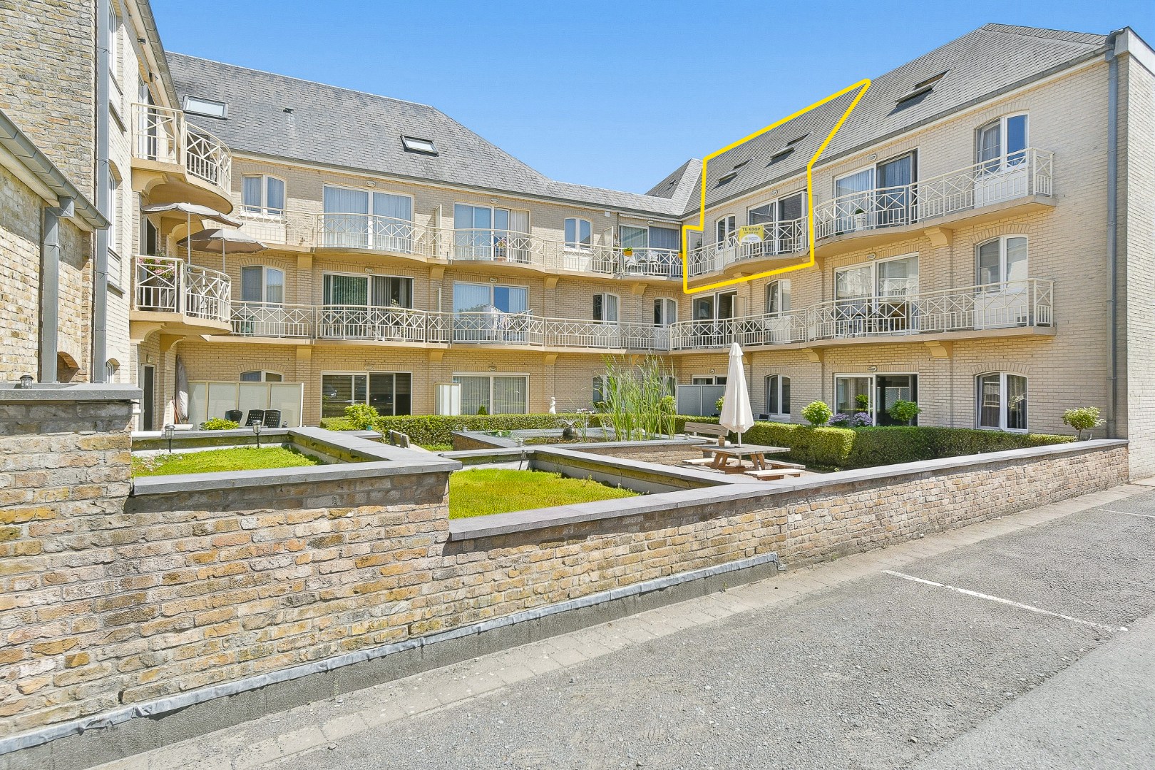 Duplex-appartement in rustige residentie met twee slaapkamers en terras 