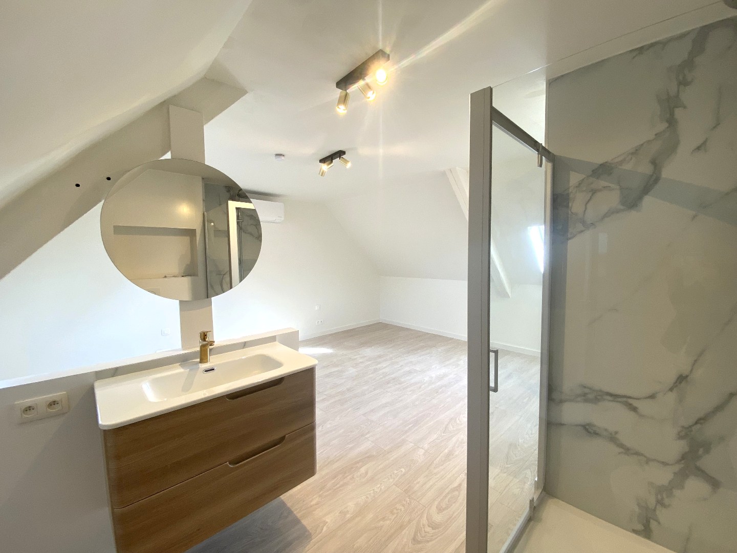 Volledig gerenoveerde centrumwoning in het hartje van Sint-Lodewijk op 442 m²! 