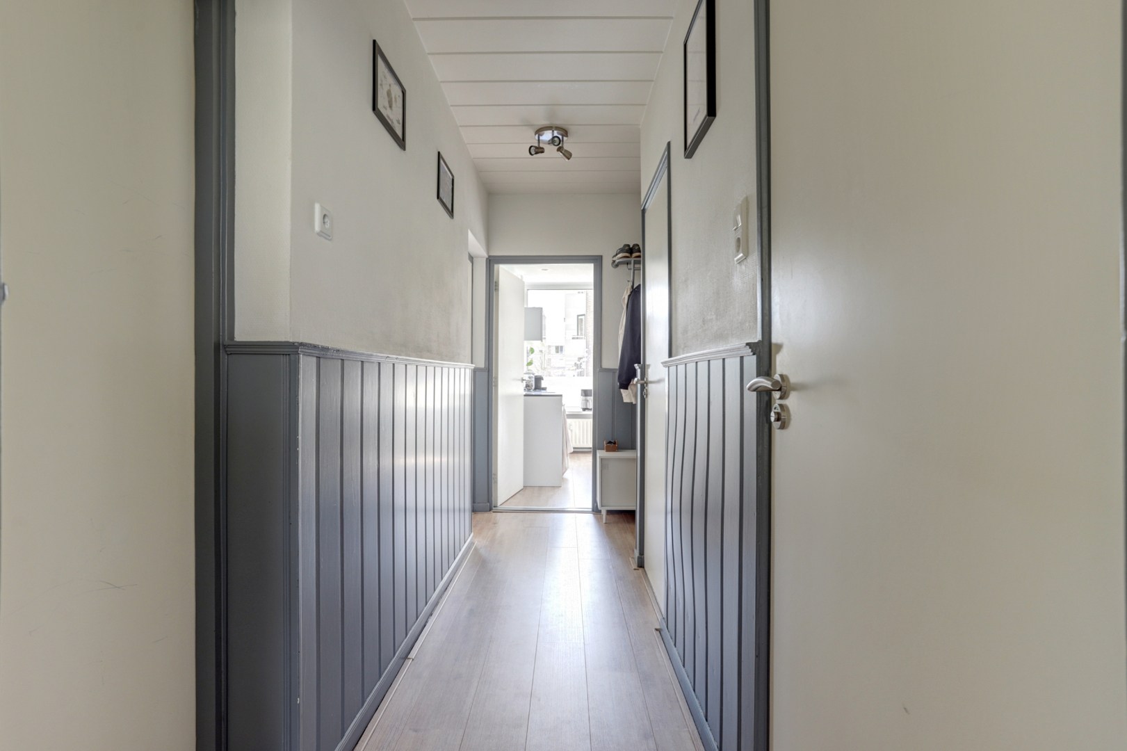 Instapklaar 3-kamer appartement op de 1e verdieping met keurige keuken en badkamer, 2 balkons, berging in de onderbouw en is gelegen op eigen grond. 