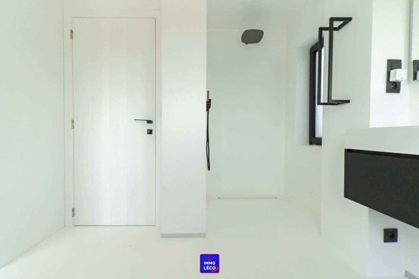 Villa "Semi Plain-Pied" érigée sur 1600m², grand parking, garage, jardin, COUP DE COEUR ! 