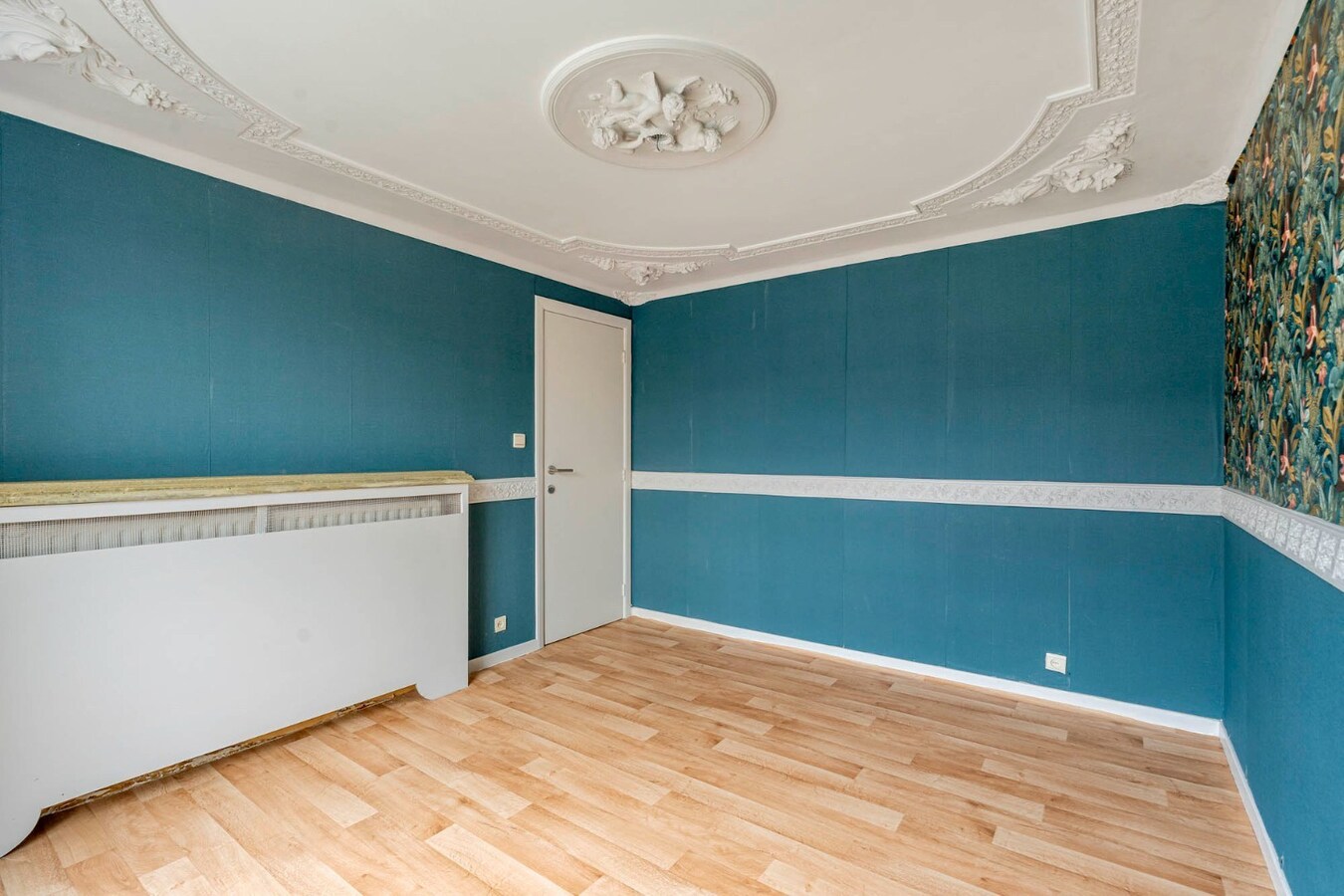 Comfortabel, zeer ruim appartement met 4 slaapkamers, terras en garage in het centrum van Neeroeteren! 