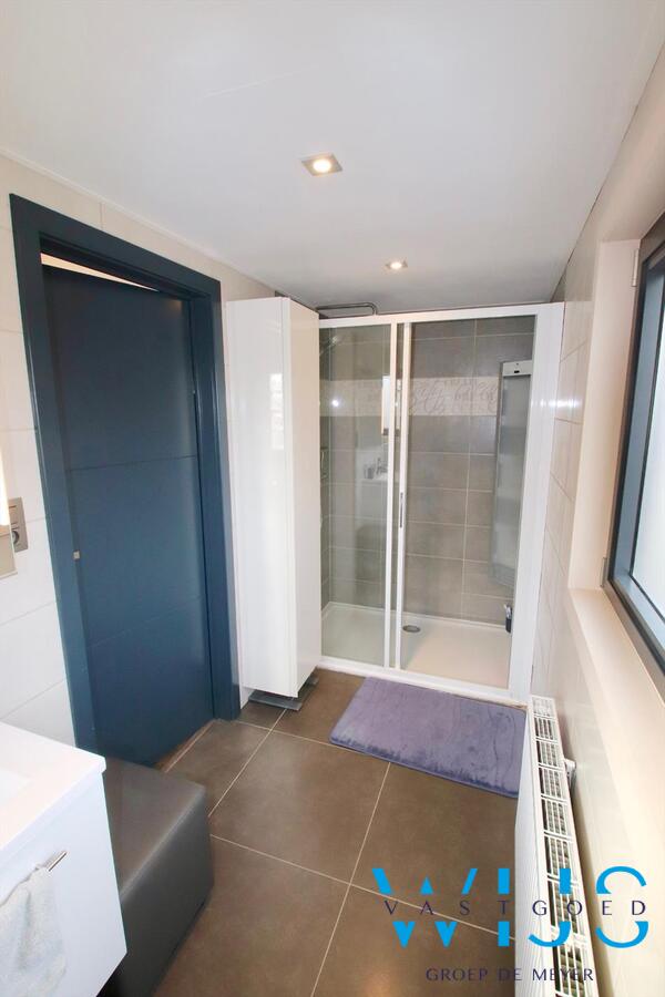 Tot in de puntjes gerenoveerde halfopen bebouwing met lounge gedeelte! 