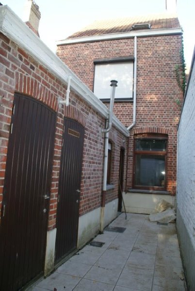 Centraal gelegen rijwoning stapvoets van het station te Roeselare 