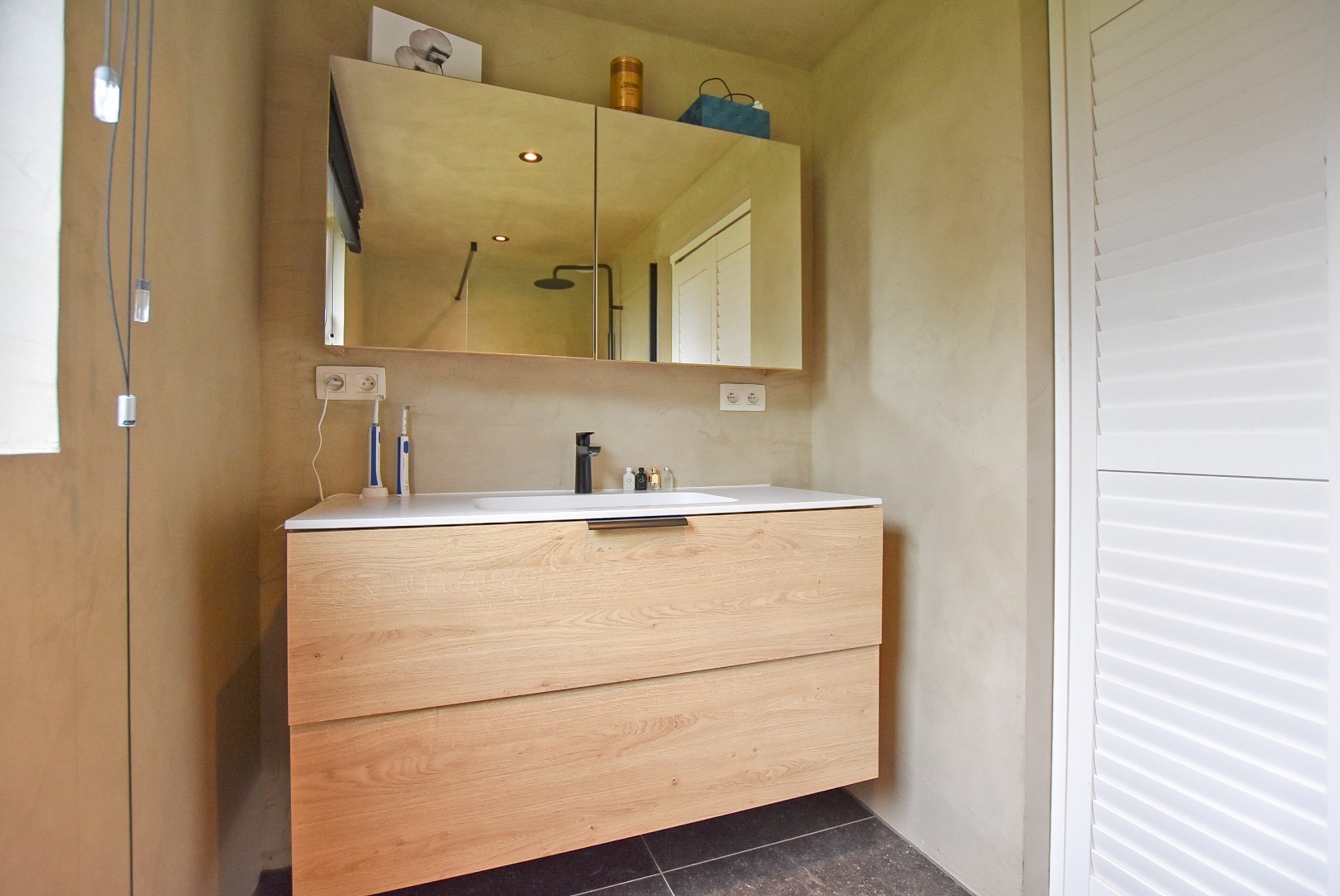 Instapklare woning met loods gelegen in een doodlopende straat 