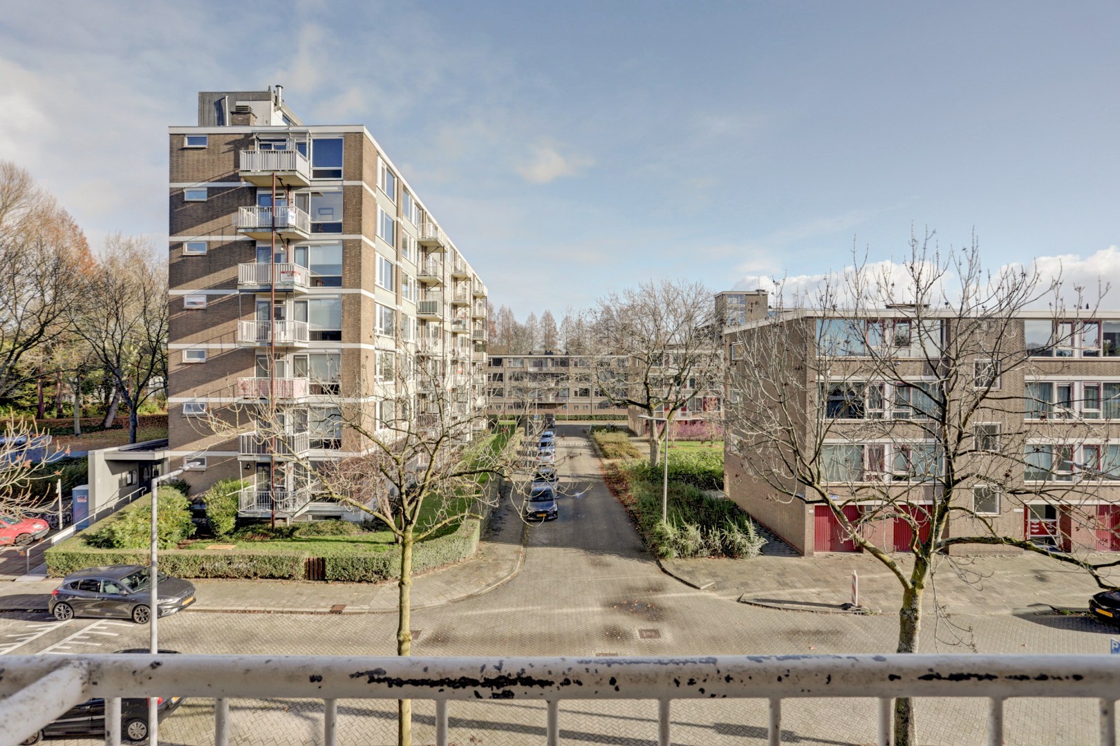 Ruime 4-kamer maisonnette op het Kreekplein, met balkon op het westen, berging in de onderbouw en gelegen op eigen grond. 