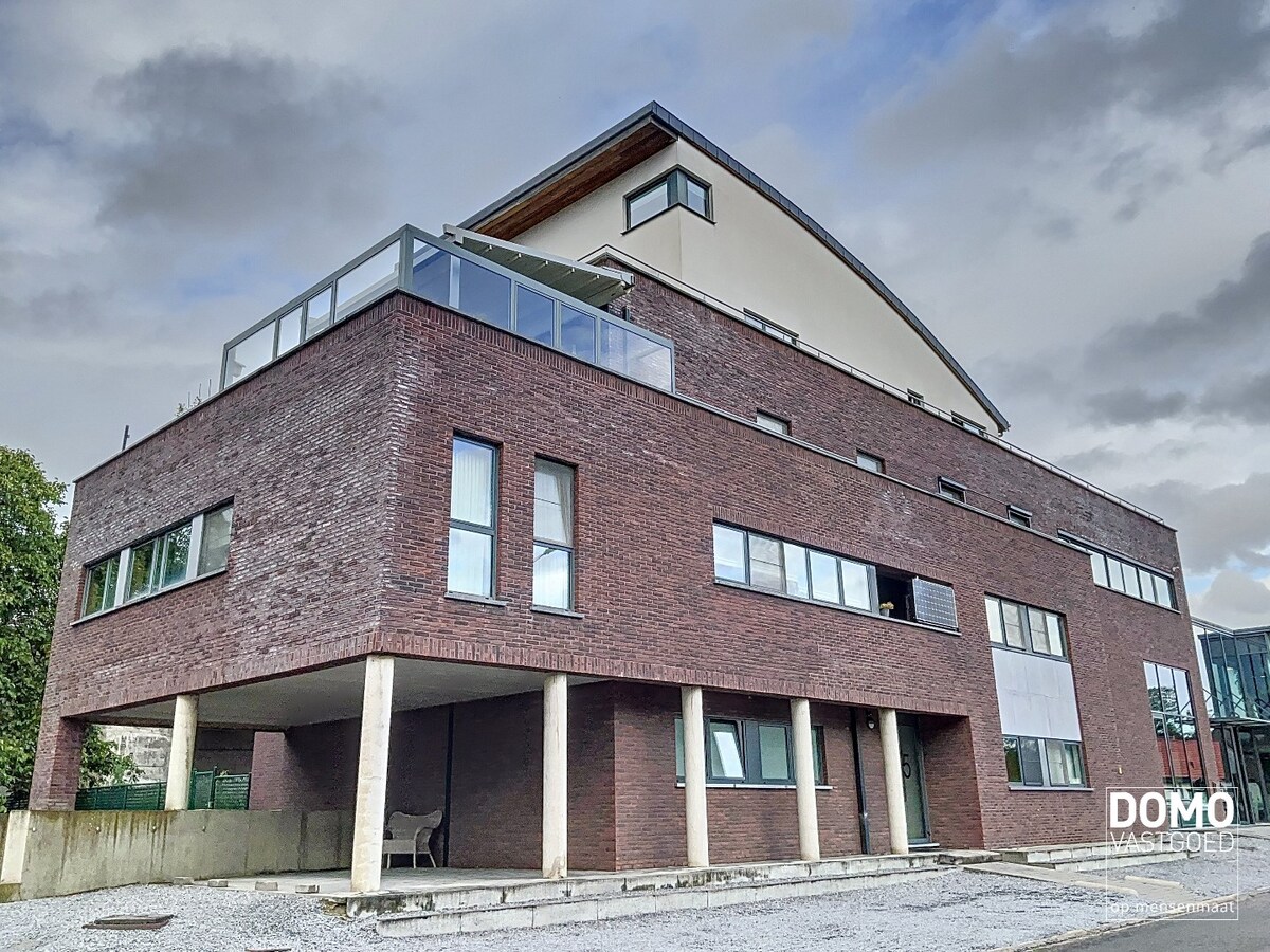 RUIM 2 SLAAPKAMER APPARTEMENT MET ONDERGRONDSE AUTOSTANDPLAATS EN TERRAS TE KERMT 