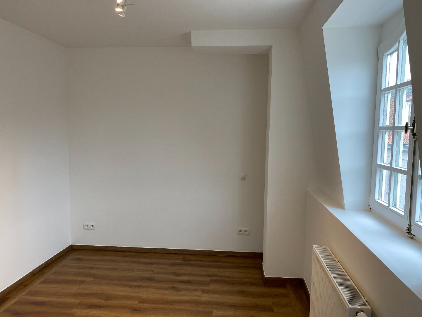 Volledig gerenoveerd 2 slaapkamer appartement 