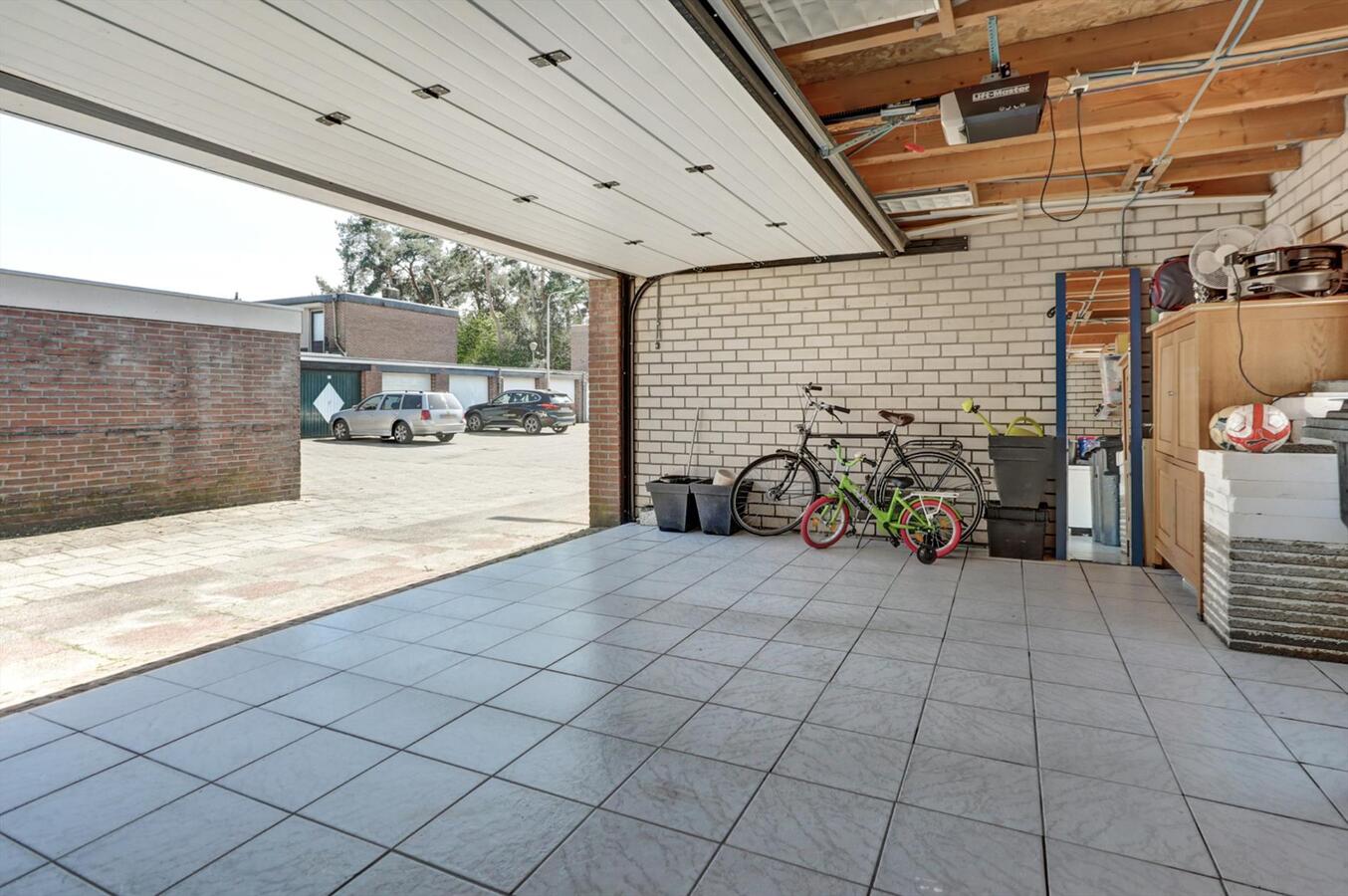 Tussenwoning met 4 slaapkamers en ruime garage van 6 x 5 m! 