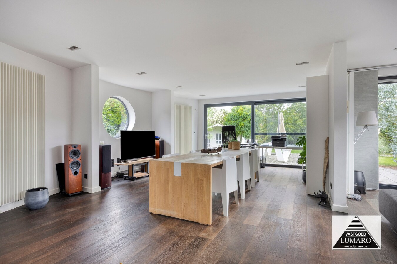 Villa onder moderne architectuur, residentiële bosomgeving. 3 slaapkamers, hobbyruimten 