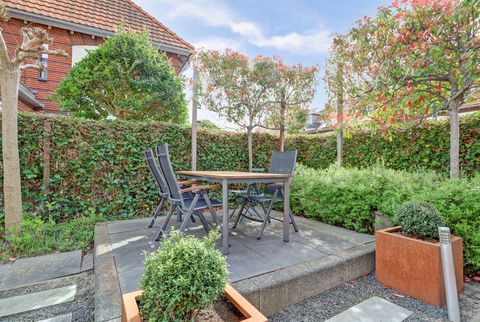 Luxe en royale 5-kamer 2-onder-1-kap woning met garage, eigen parkeerplaats, sauna én zonnige tuin op het zuiden en gelegen in een rustige straat! 