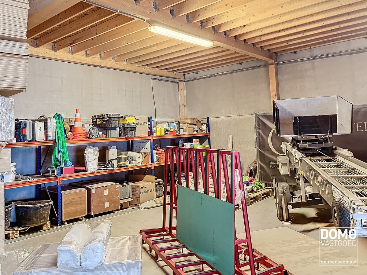 CENTRAAL GELEGEN LOODS TE BERBROEK MET OPSLAG- EN KANTOORRUIMTE 