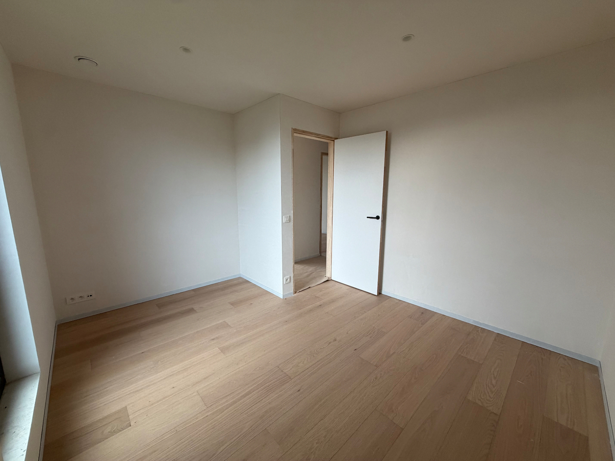 Ruime nieuwbouwwoning met terras en tuin. 