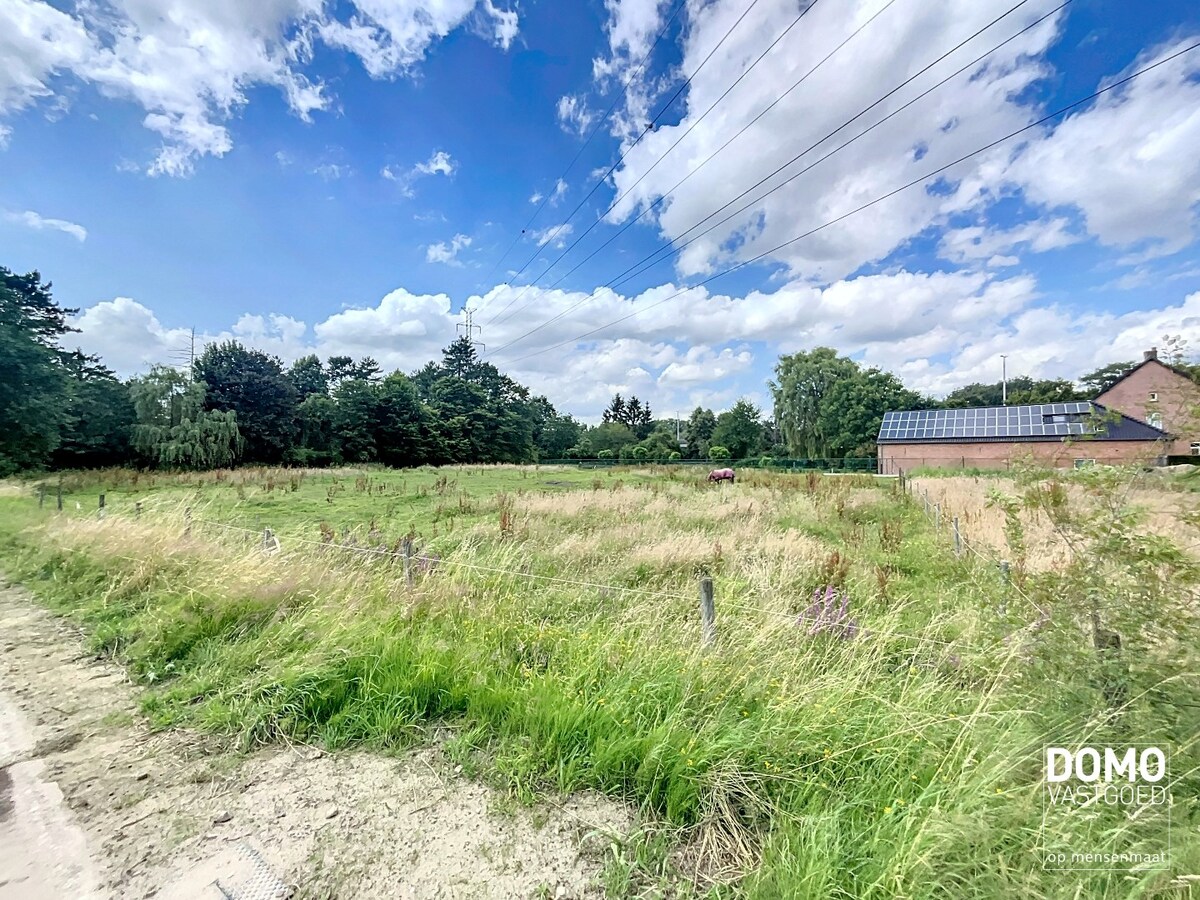 Ruime bouwgrond voor een half open bebouwing, gelegen op een perceel van 7a80ca. 