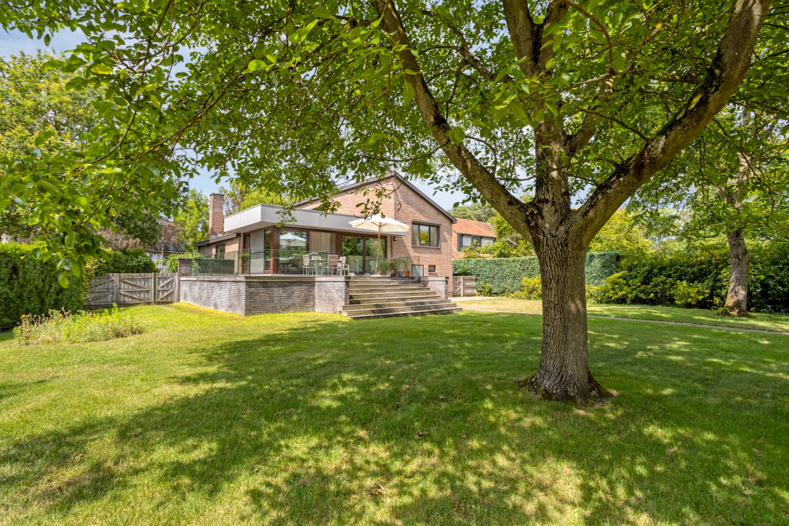 Ruime split-level gezinswoning op een prachtig perceel van 1.238 m² in de gegeerde wijk Elshout te Schoten 