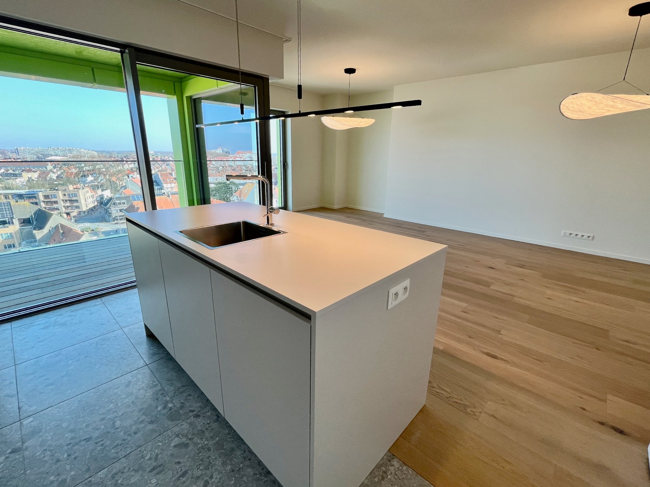 Non meublé : Appartement de 2 pièces idéalement situé à la Résidence Hoos avec vue latérale sur la mer. 