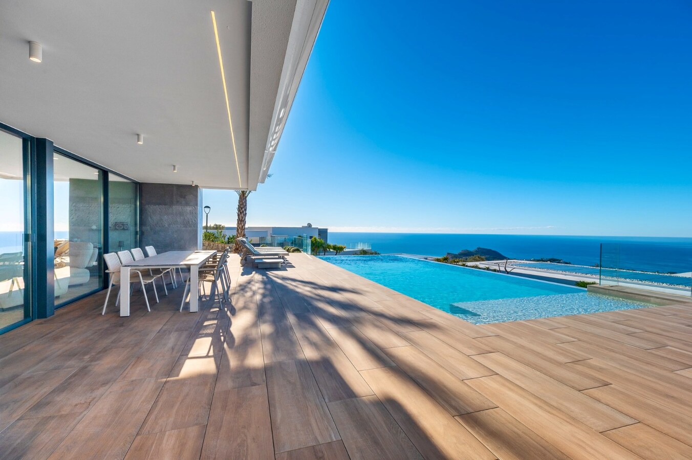 Een uitzonderlijke villa waar luxe, licht en panoramische waterzichten samenkomen. 